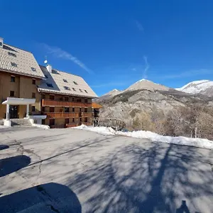 https://studio-au-pied-des-allos.fr-provencehotel.com